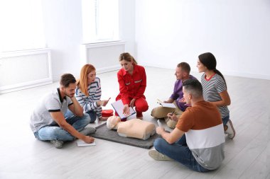 Grup dersi ilk yardım sınıfı kapalı ile insan