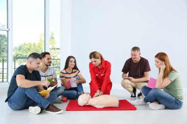 CPR manken ilkyardım sınıfı kapalı gösteren eğitmen
