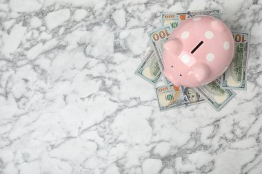 Para ve metin tablo, en iyi görünüm için yer ile Piggy banka