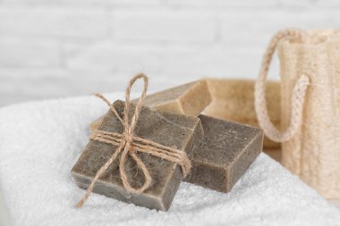 El yapımı sabun Barlar arka plan bulanık karşı beyaz havlu üzerinde