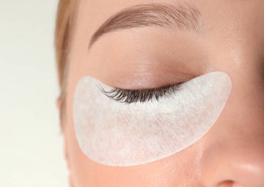 Kirpik uzatma prosedüründen geçen genç kadın, yakın plan.