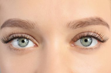 Güzel uzun kirpiklerini, closeup olan kadın. Uzantısı yordamı