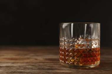 Masada buz küpleri ile cam altın viski. Metin için yer