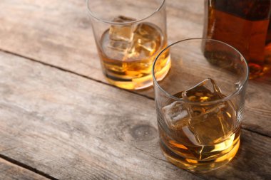 Viski masada cam ile kompozisyon. Metin için yer