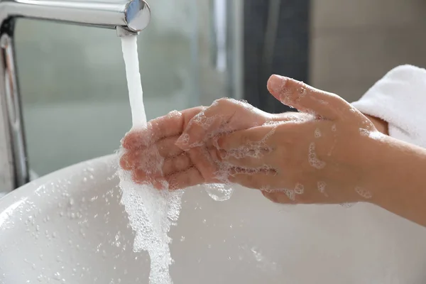 Menino Lavando Mãos Com Sabão Sobre Pia Banheiro Close — Fotografia de Stock