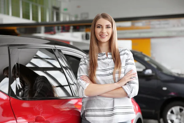 Mujer Joven Cerca Coche Nuevo Concesionario Automóviles Modernos — Foto de Stock