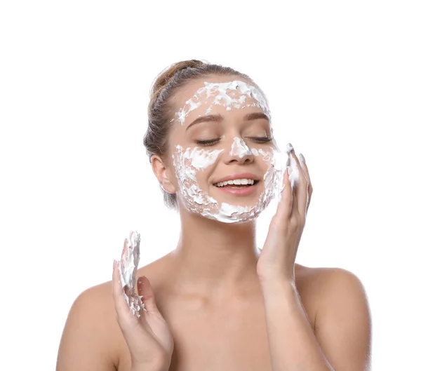 若い女性の白い背景の上の石鹸で顔を洗う — ストック写真