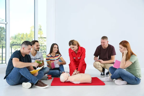 Cpr Manken Ilkyardım Sınıfı Kapalı Gösteren Eğitmen — Stok fotoğraf