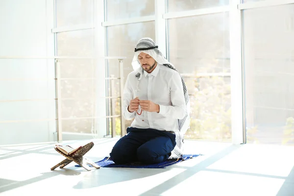 Hombre Musulmán Con Corán Rezando Alfombra Interior — Foto de Stock