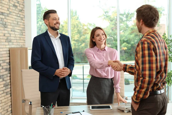 Human Resources Manager Handen Schudden Met Aanvrager Tijdens Job Interview — Stockfoto