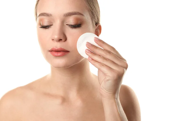 Retrato Una Hermosa Mujer Joven Quitando Maquillaje Con Almohadilla Algodón — Foto de Stock