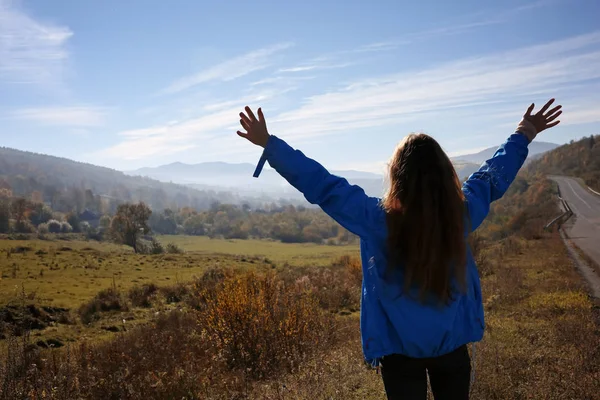 Voyageuse Sentant Libre Dans Les Montagnes Paisibles — Photo