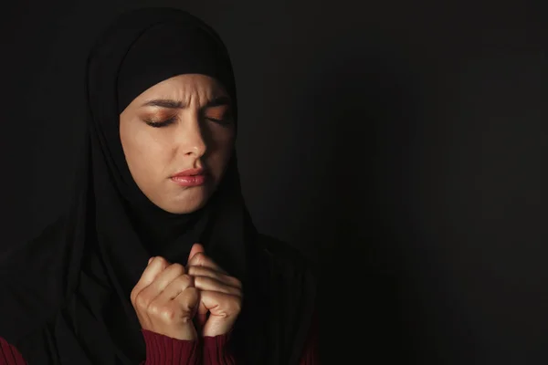Porträtt Sorgliga Muslimsk Kvinna Hijab Mörk Bakgrund Utrymme För Text — Stockfoto