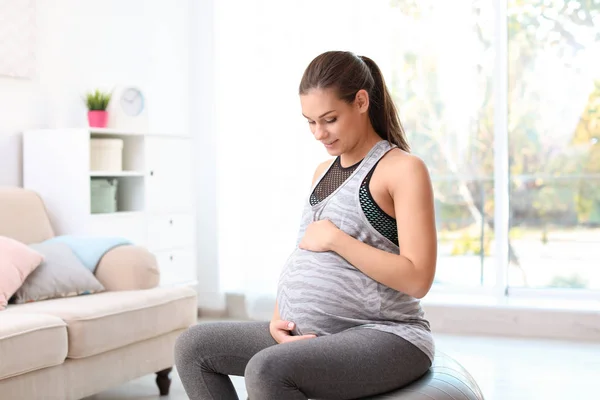 Jonge Zwangere Vrouw Fitness Kleren Zitten Bal Oefening Thuis — Stockfoto