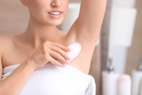 Hermosa Mujer Joven Aplicando Desodorante Después Ducha Baño —  Fotos de Stock