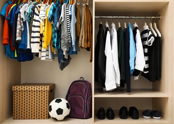 Grande Armoire Avec Vêtements Chaussures Accessoires Pour Adolescents — Photo