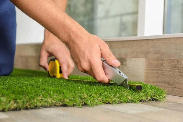 Hombre Corte Alfombra Césped Artificial Interior Primer Plano — Foto de Stock