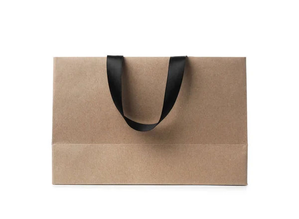 リボン付きペーパー ショッピング バッグは 白い背景の上処理します デザインのモックアップ — ストック写真