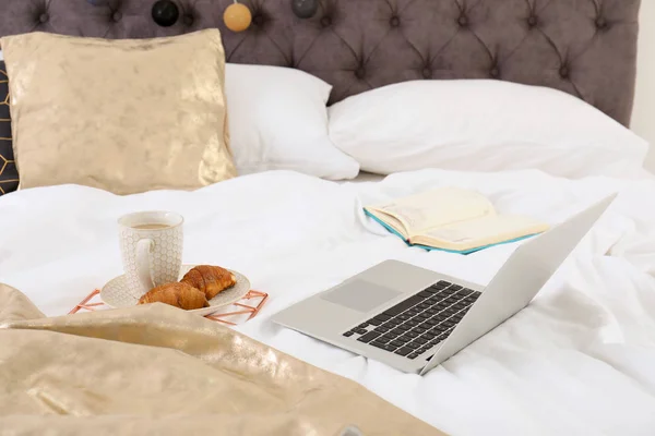 Laptop Und Frühstück Bett Innenraumelement — Stockfoto