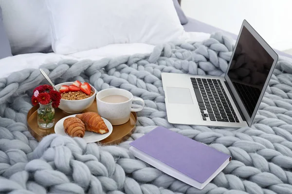 Laptop Vassoio Con Colazione Taccuino Sul Letto Elemento Interno — Foto Stock