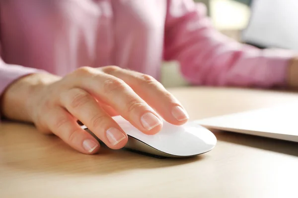 Mujer Usando Ratón Computadora Con Ordenador Portátil Mesa Primer Plano — Foto de Stock