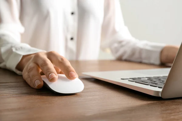 Frau Mit Computermaus Und Laptop Tisch Nahaufnahme — Stockfoto