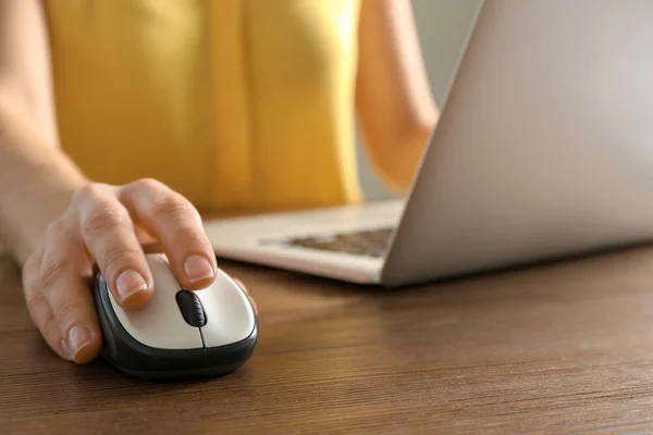Mujer Usando Ratón Computadora Con Ordenador Portátil Mesa Primer Plano — Foto de Stock