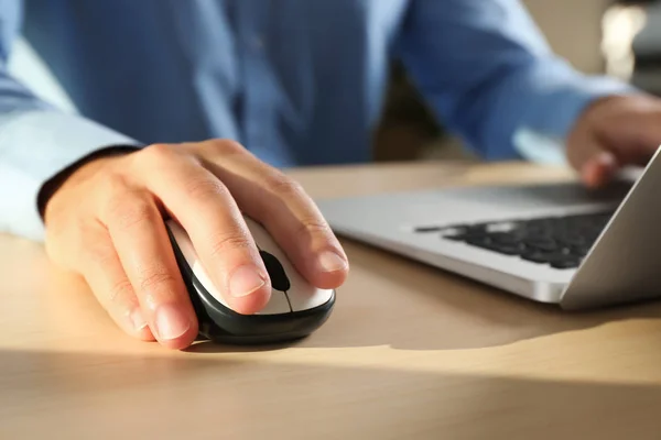 Mann Mit Computermaus Und Laptop Tisch Nahaufnahme — Stockfoto