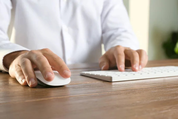 Mann Mit Computermaus Und Tastatur Tisch Nahaufnahme — Stockfoto