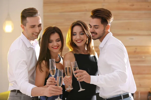 Vrienden Rammelende Bril Met Champagne Feestje Binnenshuis — Stockfoto