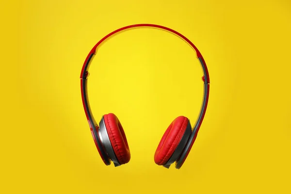 Stilvolle Moderne Kopfhörer Mit Ohrenschützer Auf Farbigem Hintergrund — Stockfoto