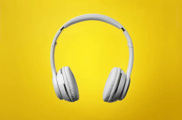 Headphones Modernos Elegantes Com Auriculares Fundo Cor — Fotografia de Stock