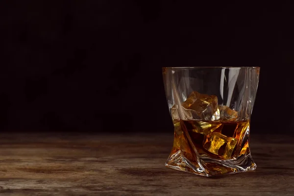Whisky Doré Verre Avec Glaçons Sur Table Espace Pour Texte — Photo