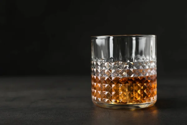 Whisky Doré Verre Avec Glaçons Sur Table Espace Pour Texte — Photo