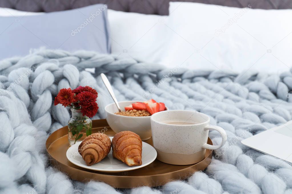 Vassoio Con Colazione Letto Elemento Interno - Foto Stock: Foto, Immagini ©  NewAfrica 228546026