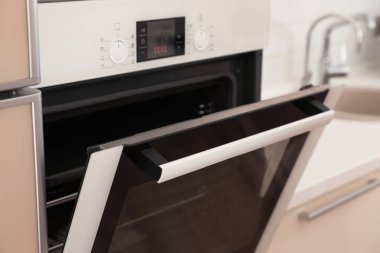 Açık kapı mutfak ile modern elektrikli fırın