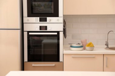 Temiz dishware ve çatal bıçak takımı mutfak sayaç üzerinde