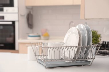 Temiz yemek mutfakta masada ile çanak bulaşıklık