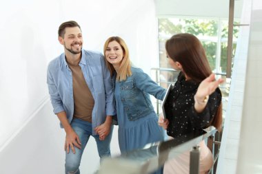 Kadın emlakçı gösteren yeni ev çift, kapalı