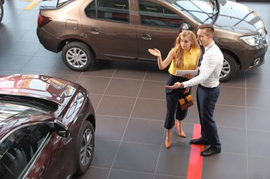 Genç araba satıcısı Bayilik istemcisinde ile çalışma