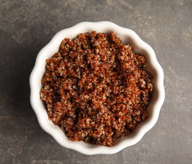 Tablo, üstten görünüm ıslak zeminde de kırmızı quinoa pişmiş