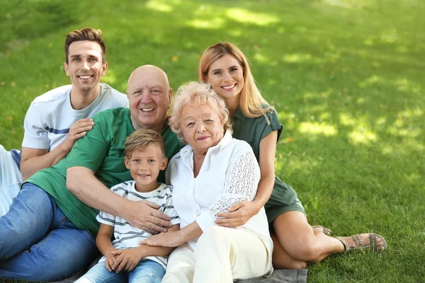 Ehepaar Mit Sohn Und Älteren Eltern Park — Stockfoto