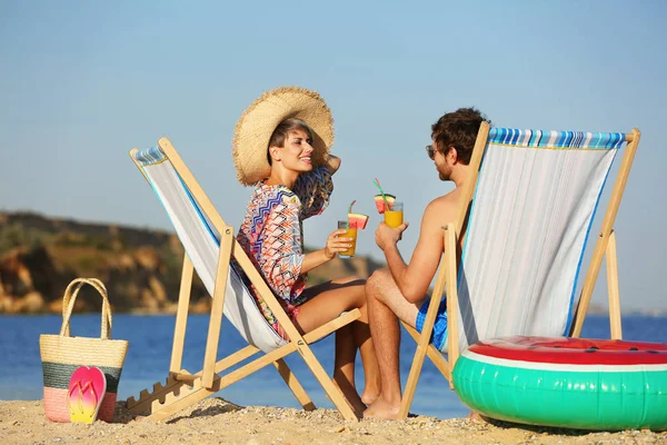 Jovem Casal Com Coquetéis Cadeiras Praia Litoral — Fotografia de Stock