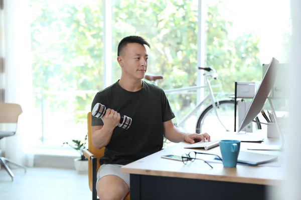 Joven Levantando Pesas Usando Computadora Oficina Fitness Lugar Trabajo — Foto de Stock