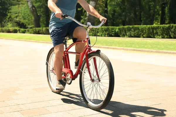 Uomo Bicicletta All Aperto Nella Giornata Sole — Foto Stock