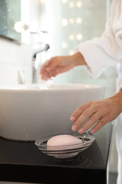 Giovane Donna Che Prende Sapone Bar Lavarsi Mani Bagno Primo — Foto Stock