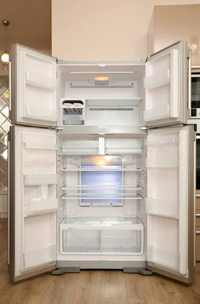Leerer Moderner Kühlschrank Mit Offenen Türen Der Küche — Stockfoto