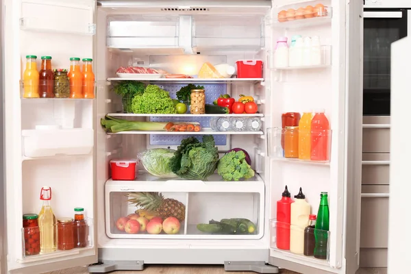 Refrigerador Abierto Lleno Diferentes Alimentos Cocina — Foto de Stock