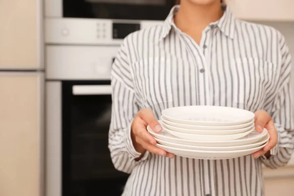 Kvinna Som Håller Stack Ren Disk Köket Närbild — Stockfoto