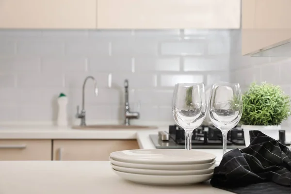 Στοίβα Καθαρά Πιάτα Και Ποτήρια Στο Τραπέζι Στην Κουζίνα Χώρο — Φωτογραφία Αρχείου
